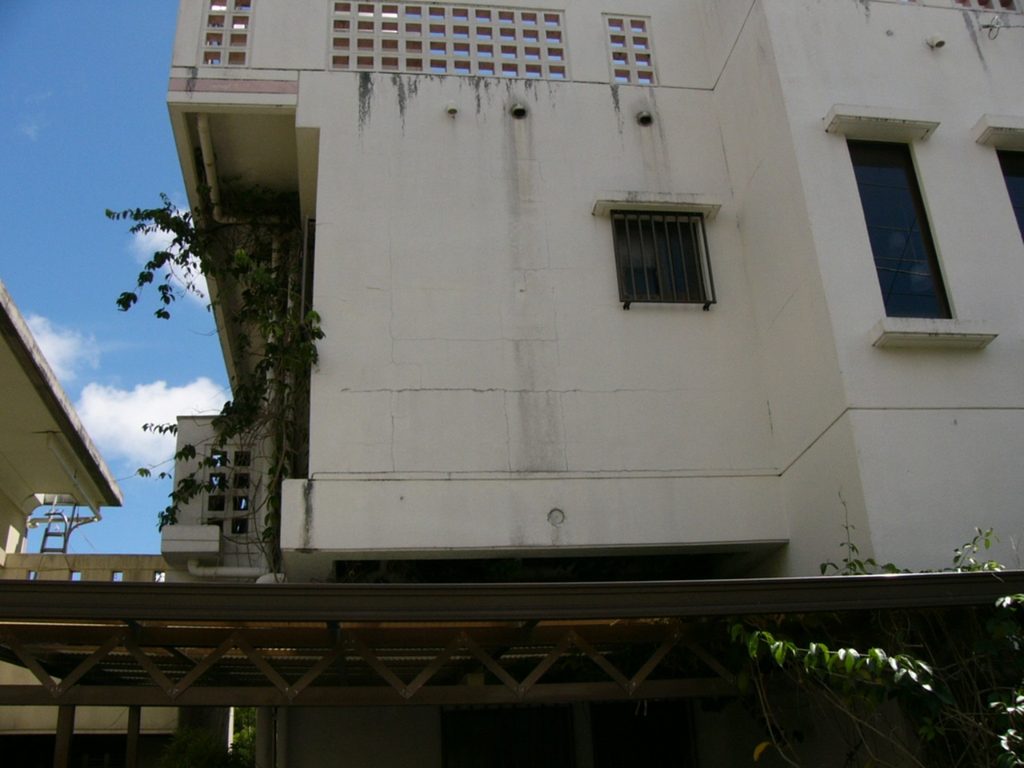 建物外のひび割れ 「外壁のひび割れや汚れは、すまいの状態を確認するきっかけになります。」